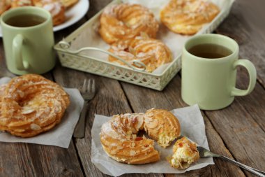 Çay ile tatlı eklerleri