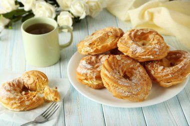 Çay ile tatlı eklerleri