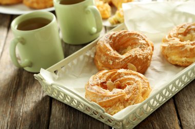 Çay ile tatlı eklerleri