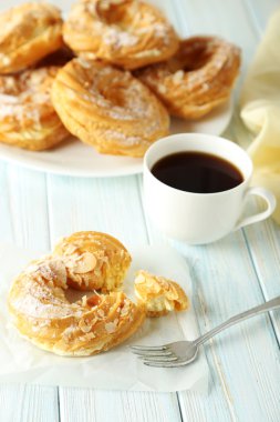 Kahve ile tatlı eklerleri 