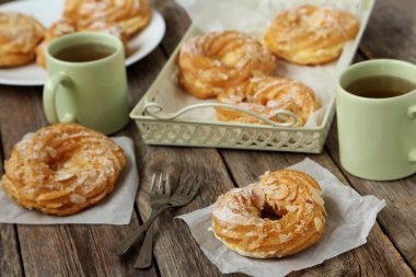 Çay ile tatlı eklerleri