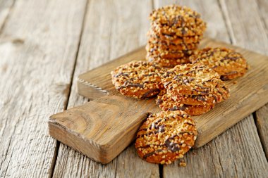 Çikolata parçacıklı kurabiye.