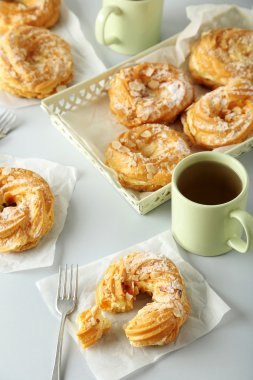 Çay ile tatlı eklerleri