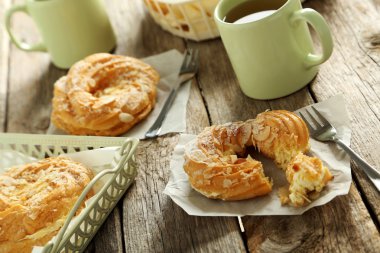 Çay ile tatlı eklerleri