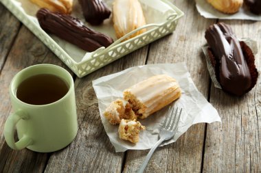 Çay ile tatlı eklerleri