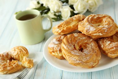 Çay ile tatlı eklerleri