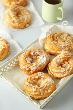 Çay ile tatlı eklerleri