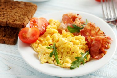 sahanda yumurta, pastırma ve sebze ile