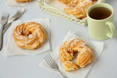 Çay ile tatlı eklerleri