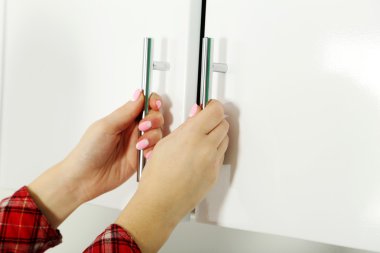 El dolap kapı açık