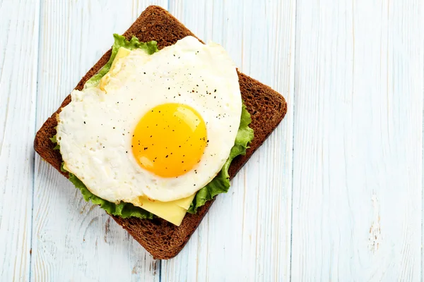 Gebakken eieren met toast — Stockfoto