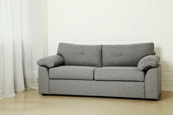 Szara sofa w pokoju — Zdjęcie stockowe