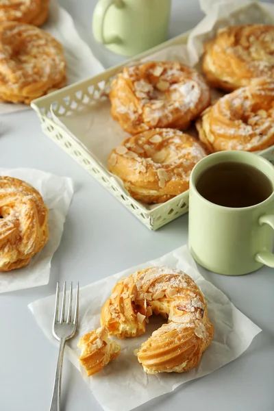 Çay ile tatlı eklerleri