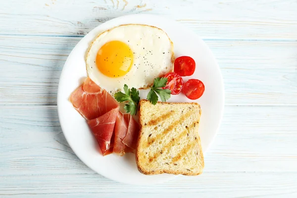 Kızarmış yumurta, pastırma ve tost ile — Stok fotoğraf