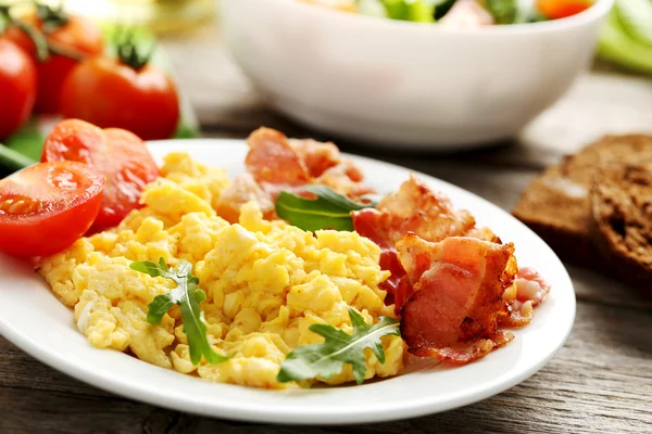 sahanda yumurta, pastırma ve sebze ile 