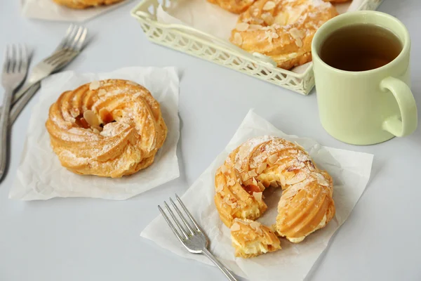 Dulces eclairs con té — Foto de Stock