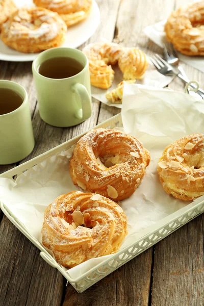 Dulces eclairs con té — Foto de Stock