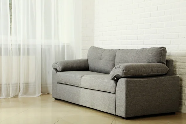 Szara sofa w pokoju — Zdjęcie stockowe