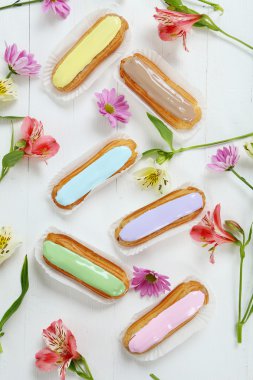 Sır ve çiçeklerle eklerleri