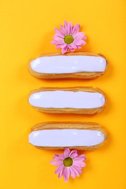 Sır ve çiçeklerle eklerleri