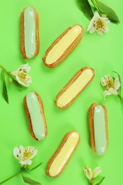 Sır ve çiçeklerle eklerleri