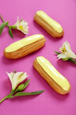 Sır ve çiçeklerle eklerleri