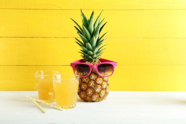 Olgun ananas suyu gözlük ile