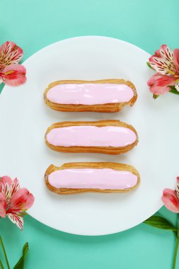 Sır ve çiçeklerle eklerleri