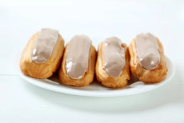 Smakelijke eclairs met glazuur — Stockfoto