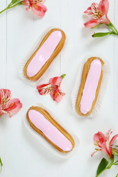 Eclairs máz és virágok — Stock Fotó