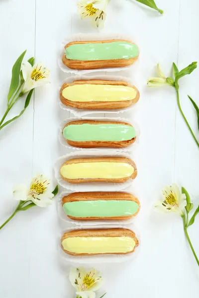 Eclairs com esmalte e flores — Fotografia de Stock