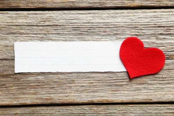 Corazón rojo y hoja de papel en blanco —  Fotos de Stock