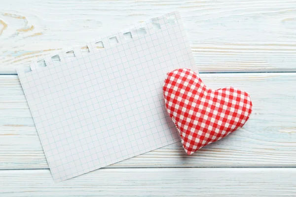 Corazón de amor y hoja de papel en blanco —  Fotos de Stock