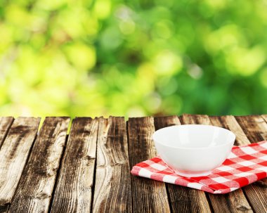 Tablo ile beyaz kase