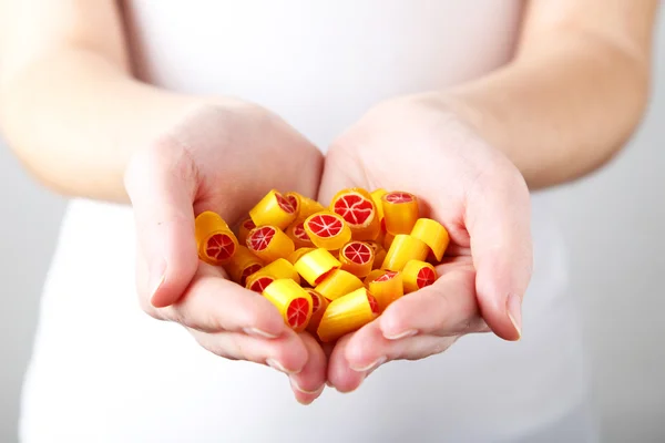 Mãos de mulher com balas — Fotografia de Stock