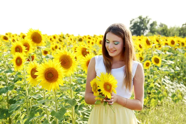 Piękna dziewczyna w polu słoneczników — Zdjęcie stockowe