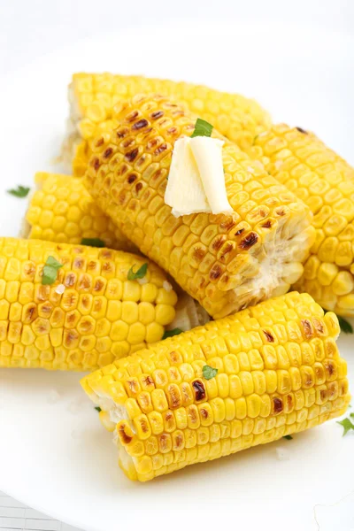 Свіжа смачна кукурудза на грилі з маслом — стокове фото