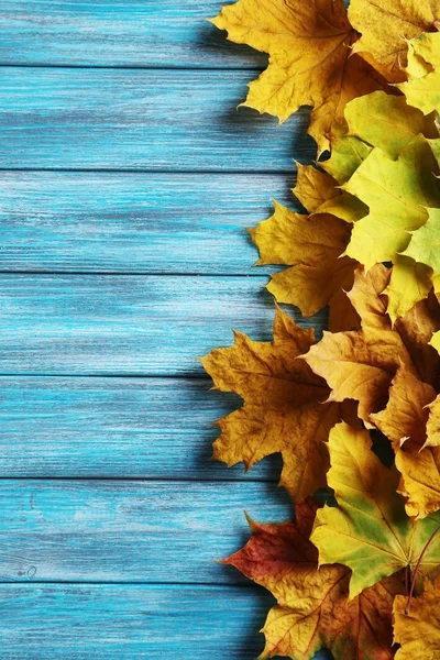 Herfstbladeren op tafel — Stockfoto