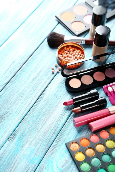 Cepillo de maquillaje y cosméticos — Foto de Stock