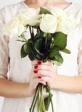 Erkek holding gül eller