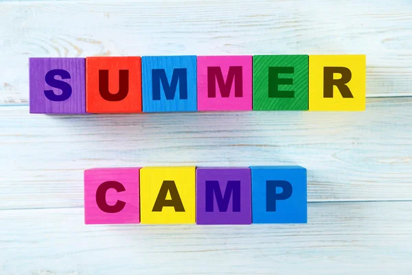 Kostky s textem letní tábor — Stock fotografie