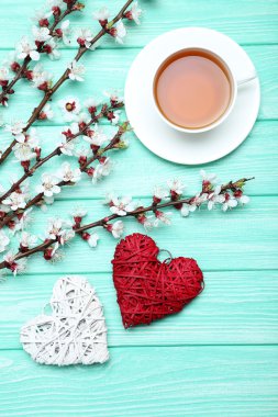 Ağaç dallarının çiçek ve kalpleri ile 