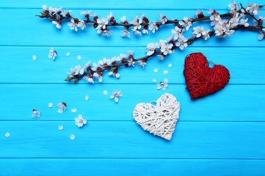 Ağaç dallarının çiçek ve kalpleri ile 