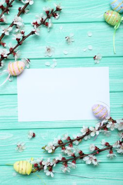 Ağaç dallarının çiçek ve Paskalya yumurtaları 