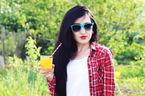 Chica hipster en vasos con jugo — Foto de Stock