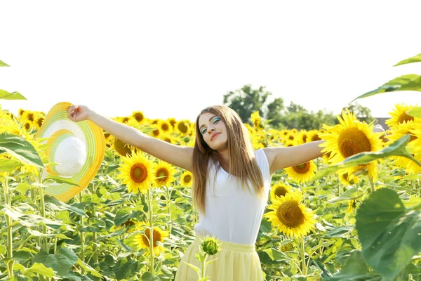 Dziewczyna w polu słoneczników — Zdjęcie stockowe