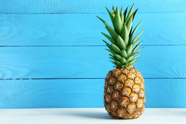 Olgun sağlıklı ananas — Stok fotoğraf