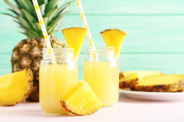 Бутылки ананасового сока — стоковое фото