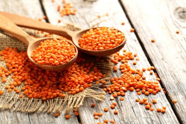 Tahta kaşıklar içinde kırmızı mercimek