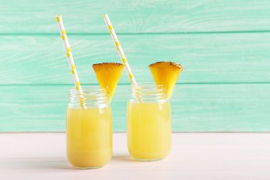 Ananas suyu şişeleri 